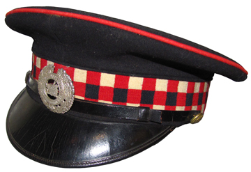 An example of the Argyll Light Infantry cap with diced band and red welt on the crown. This cap, which dates from approximately 1920, was not authorized. Although the ALI had declined to wear the green Light Infantry cap they were authorized to wear this blue cap with a maple leaf band.