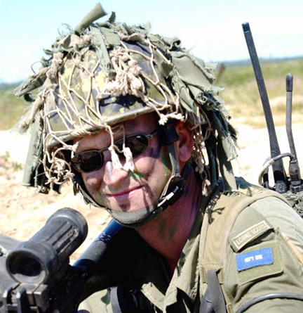 Stalwart Guardian 2003. A member of the Lorne Scots, wearing combat dress, with the 32 LIB patch on upside down. DND photo