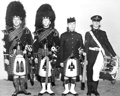 The cantles do not appear to have badges and the brooch buckles are plain.