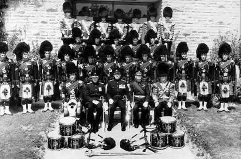 Pipes and Drums of the 2nd Battalion, The Regiment of Canadian Guards, May 1965, at Camp Petawawa. Here, the large buckles exhibit the regimental badge.