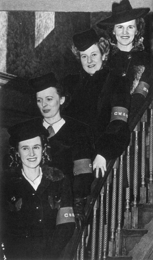  lads heenoldinh adianomen'srmy Cops and are waiting issue of the newly designed uniform. Although no documentation has been located, the use of a common style, and the quantity required, lead the author to believe that this was an official army initiative. MilArt photo archives