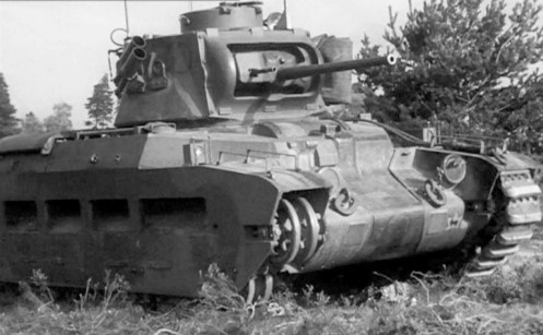 On 4 November 1941, the Calgary Regiment was detailed to send a Mark IIA* Matilda III tank, to Grayshott, Hampshire, to have various pictures taken for the British War Office. While involved in this task, this unidentified tank suffered a track breakage, to the delight of the photographers. The marking, which appears on the lower-left corner of the nose plate, is the formation marking, that was used to identify vehicles of the 1st Canadian Army Tank Brigade, at this time. This formation sign was a gold or yellow maple leaf centred on a black background square, with a black left-facing image of a ram superimposed centrally on the maple leaf. Source: authors’ collection.