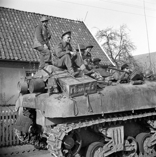The secondary .30-calibre Browning machine gun pintle mounting device and feed tray (which held one box of .30-calibre belted ammunition), seen here mounted in the turret ring of CT159065, of “B” Squadron, 1st Canadian Armoured Personnel Carrier Regiment, in Wertle, Germany, 11 April 1945. Authors’ collection