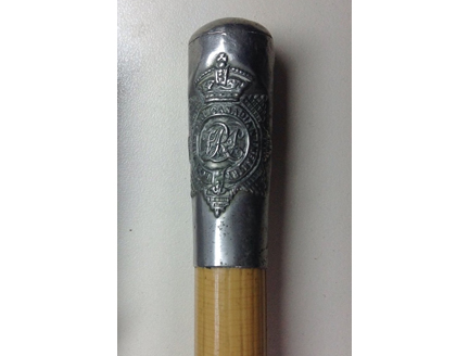 An early RCR swagger stick, circa 1900. The VRI cypher shows meticulous detail of the intertwined letters, the belt surrounding read “Royal Regiment Canadian Infantry”. This stick was gifted by Capt Daniel Nolton, QM US Army in Alaska to Ernest A. Frier Sr in 1912.Photo courtesy Michael Reintjes.